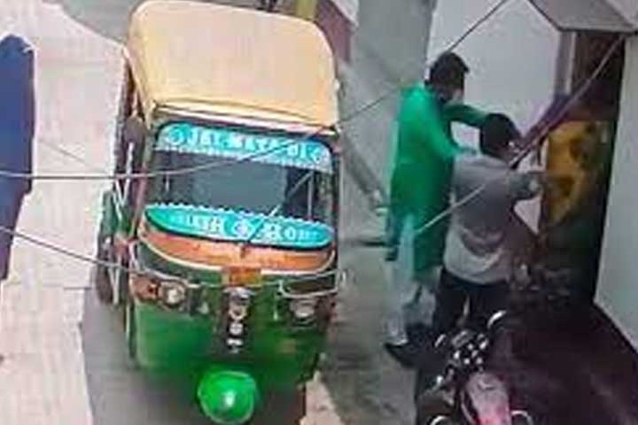 করোনা আক্রান্ত স্ত্রীকে দিয়ে ভয় দেখিয়ে পাওনা টাকা আদায়